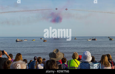 La foule envahit la plage lors d'une soirée glorieuse pour l'exposition des flèches rouges, qui signale le début de la régate de Sidmouth. Banque D'Images