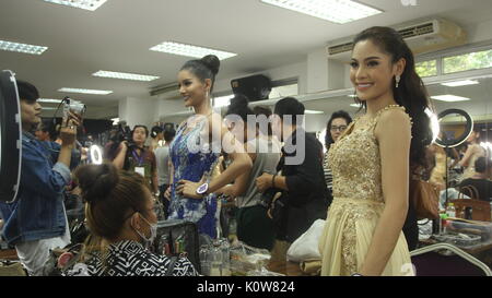 Pattaya, Thaïlande. Août 25, 2017. Beauté transgenre qui pose pour les candidats à la photographie avant une compétition à Pattaya, Thaïlande. La Miss Tiffany's Universe concours de beauté transgenre a eu lieu chaque année à Pattaya depuis 2004 et est diffusée en direct à la télévision nationale thaïlandaise. Un Sahakorn Crédit : Piti/Alamy Live News Banque D'Images