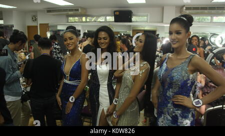 Pattaya, Thaïlande. Août 25, 2017. Beauté transgenre qui pose pour les candidats à la photographie avant une compétition à Pattaya, Thaïlande. La Miss Tiffany's Universe concours de beauté transgenre a eu lieu chaque année à Pattaya depuis 2004 et est diffusée en direct à la télévision nationale thaïlandaise. Un Sahakorn Crédit : Piti/Alamy Live News Banque D'Images