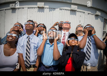 170821-N-ZI635-401 WASHINGTON (Août 21, 2017) Vice-président Mike pence l'éclipse solaire de 2017 montres avec des étudiants d'écoles de Washington, D.C., pierre angulaire qui a passé l'après-midi l'apprentissage de l'héliophysique â€" l'étude de notre soleil â€" avec l'ancien astronaute de la NASA Pam Melroy, un scientifique de la NASA, l'agence Brad Bailey et spécialiste de l'éducation de l'Evelina Felicite-Maurice, à l'Observatoire Naval des États-Unis à Washington. (U.S. Photo par marine Spécialiste de la communication de masse 2e classe George M. Bell/libérés) Banque D'Images