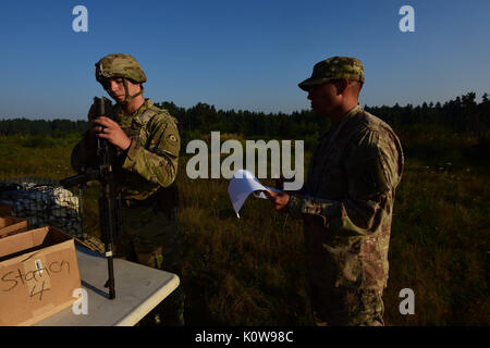 GRAFENWOEHR, Allemagne- Le Sergent Nicholas Jackson, 2e régiment de cavalerie, rassemble différentes armes en temps et standard européen au cours de la concurrence 2017 Meilleur guerrier. Vingt-deux soldats, sous-officiers, sous-officiers et officiers d'unités à travers le théâtre européen et l'Afrique de l'armée américaine ont convergé vers le 20 août 25 - Pour soutenir la concurrence dans l'Europe de l'armée américaine 2017 Meilleur guerrier européen, la concurrence en Grafenwoehr, Allemagne, où elles ont été exposées à un barrage de cinq jours de la santé mentale, physique, tactique et essais cliniques pour tester leurs compétences et la résilience. Banque D'Images