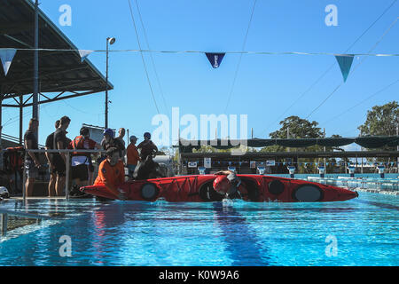 CAIRNS, Australie - U.S. Marine Cpl. Nicolas Villanueva, opérateur de transport à moteur, lutter contre le détachement de logistique maritime, la Force de rotation Darwin, répète kayak exercices faire chavirer en préparation d'une expédition en kayak de mer au cours de l'exercice 2017 Kowari 23 août 2017. L'exercice consistera à six jours d'activités de formation, y compris l'aventure Kayak de mer, rafting, alpinisme et trekking du canyon, tous conçus pour contester les participants afin de favoriser le travail d'équipe et la résilience. Kowari est une activité annuelle de formation tenues en Australie pour renforcer les relations militaires trilatérales Banque D'Images