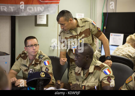 Les soldats de la Légion étrangère française de la 6e brigade blindée légère mènent des opérations lors de l'exercice à grande échelle 17 au Marine corps Air Ground combat Center Twentynine Palms, en Californie, le 14 août 2017. L’exercice multinational, dirigé par la 2e Division des Marines, intègre les capacités de la Marine Air-Ground Task Force avec des partenaires de coalition du Royaume-Uni, de la France, du Canada et de la II Marine Expeditionary Force. Banque D'Images
