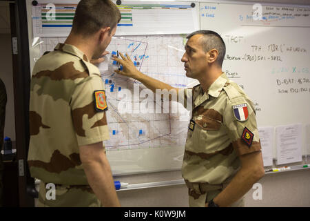 Les soldats de la Légion étrangère française de la 6e brigade blindée légère menèrent des opérations lors de l'exercice à grande échelle 17 (LSE-17) au Marine corps Air Ground combat Center Twentynine Palms, en Californie, le 14 août 2017. Le LSE-17 est un exercice multinational dirigé par la 2e Division des Marines, intégrant les capacités de la Marine Air-Ground Task Force et de la coalition du Royaume-Uni, de la France, du Canada et de la II Marine Expeditionary Force. Banque D'Images