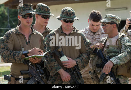 HOHENFELS, Allemagne - Marines des États-Unis avec 6e Naval Air Force de Liaison Entreprise, Groupe, siège de la réserve de la Force maritime, de recevoir la traduction en français d'un soldat géorgien avec la 31e Bataillon d'infanterie légère sur une patrouille qui a été menée par des soldats géorgiens durant le déploiement de la Mission de soutien de la Géorgie Program-Resolute de répétition de mission à bord de l'exercice multinational interarmées Centre de préparation, Hohenfels, Allemagne, 16 août 2017. Malgré les barrières culturelles et linguistiques, 6e ANGLICO Marines et soldats de la République de Géorgie sont la preuve de leur capacité à travailler ensemble pour Banque D'Images