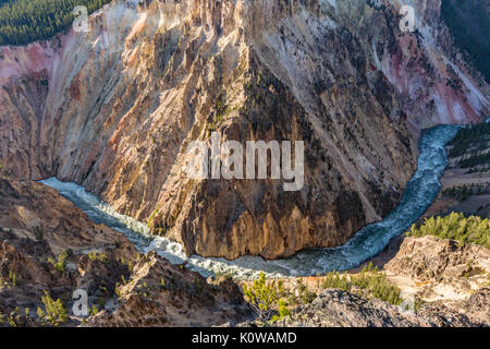 Un large, balayant tour de la rage Yellowstone River ci-dessous Inspiration Point dans le Parc National de Yellowstone, Wyoming Banque D'Images