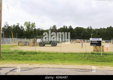 Les élèves avec le 13e bataillon du 100e Régiment, 89B10 Cours d'approvisionnement en munitions de participer à la formation au cours de l'exploitation du terrain le 26 juillet 2017, à Fort McCoy. Les quatre semaines de cours offre une formation pour les soldats qui sont à reclasser au 89B spécialités professionnelles militaires - une spécialité qui est très en demande tout au long de l'armée. Le 13e bataillon du 100e régiment est un bataillon d'artillerie qui offre de la formation et du soutien à la formation des soldats dans la série MOS - maintenance. L'unité, aligné sous la 3e Brigade, 94e Division du 80e commandement de l'instruction, a été de Fort McCoy s Banque D'Images