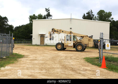 Les élèves avec le 13e bataillon du 100e Régiment, 89B10 Cours d'approvisionnement en munitions de participer à la formation au cours de l'exploitation du terrain le 26 juillet 2017, à Fort McCoy. Les quatre semaines de cours offre une formation pour les soldats qui sont à reclasser au 89B spécialités professionnelles militaires - une spécialité qui est très en demande tout au long de l'armée. Le 13e bataillon du 100e régiment est un bataillon d'artillerie qui offre de la formation et du soutien à la formation des soldats dans la série MOS - maintenance. L'unité, aligné sous la 3e Brigade, 94e Division du 80e commandement de l'instruction, a été de Fort McCoy s Banque D'Images