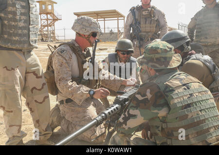 Conseiller maritime des États-Unis avec la Force Sud-Ouest démontre des techniques de cuisson correcte sur un M2 Browning .50 Machine Gun de soldats de l'Armée nationale afghane avec le Centre de formation militaire régional Helmand lors d'une gamme de tir réel au Camp Shorabak, Afghanistan, le 17 août, 2017. Plusieurs conseillers avec le Groupe de travail sont le renforcement de l'infanterie les connaissances et les compétences de plus de 60 instructeurs RMTC en préparation pour un prochain cycle de préparation opérationnelle, un cours de huit semaines conçu pour améliorer la capacité de combat et la létalité d'un kandak d'infanterie, ou élément de la taille d'un bataillon afghan de sol Banque D'Images