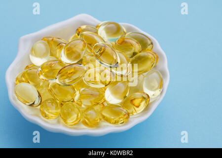 Close-up de capsules d'Oméga-3 huile de poisson dans un bol blanc sous la forme d'un shell Banque D'Images