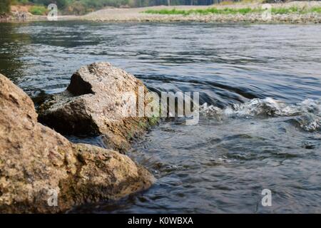 Petite Cascade de River Rock en Banque D'Images