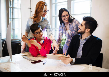 Groupe de jeunes designers en vue de discuter du bureau Banque D'Images