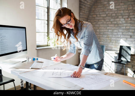 Portrait of young female architect working on project Banque D'Images