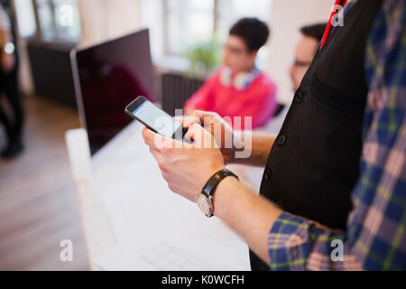 Close-up photo de man using mobile phone Banque D'Images