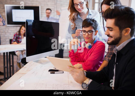 Groupe de jeunes designers en vue de discuter du bureau Banque D'Images