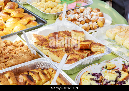 De délicieux desserts et gâteaux sur la table du buffet Banque D'Images