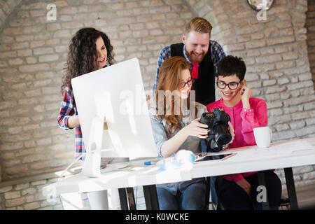 Groupe de jeunes designers travaillant avec caméra perspective Banque D'Images