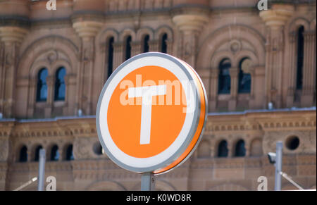 Les Trains de Sydney T Orange signe gare à l'hôtel de ville dans le quartier d'affaires Central Sydney Australie Banque D'Images