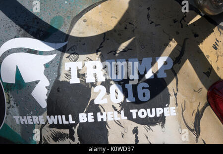 Autocollant autocollant Véhicule amusant sur l'atout de Donald Preseidential 2016 campagne, "oeTrump 2016 Il y aura l'enfer vu Toupeeâ à Sydney en Australie. Banque D'Images