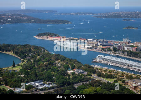 Vue aérienne de la Tour de Sydney de l'HMAS Canberra amarré au jardin de l'île australienne de la base navale de Kuttabul HMAS Sydney Australie Banque D'Images