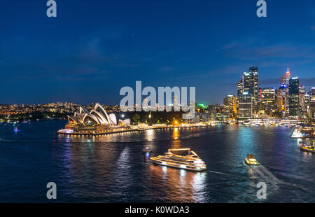 Circular Quay et les rochers dans la nuit, avec des toits de l'Opéra de Sydney, l'Opéra, du quartier financier, du quartier des banques, Sydney Banque D'Images