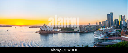 Circular Quay et les rochers au crépuscule, avec des toits de l'Opéra de Sydney, l'Opéra, du quartier financier, du quartier des banques, Sydney Banque D'Images