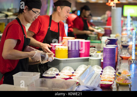 La production d'occupation de sushis dans un restaurant japonais Banque D'Images