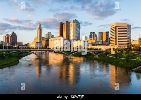 Skyline de Columbus, Ohio de Bicentennial Park bridge at Night Banque D'Images