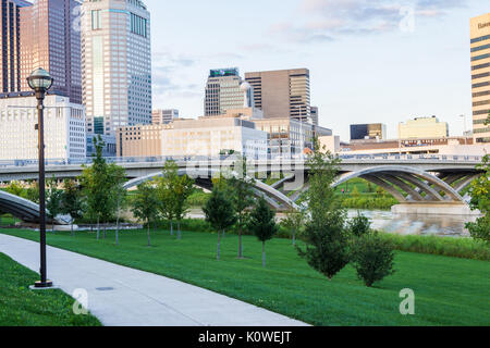 Skyline de Columbus, Ohio de Bicentennial Park bridge at Night Banque D'Images