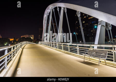 Skyline de Columbus, Ohio de Bicentennial Park bridge at Night Banque D'Images