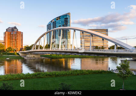 Skyline de Columbus, Ohio de Bicentennial Park bridge at Night Banque D'Images