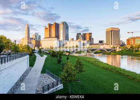 Skyline de Columbus, Ohio de Bicentennial Park bridge at Night Banque D'Images