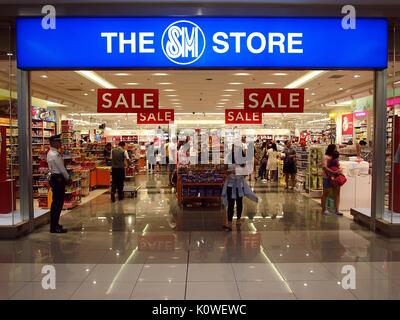 PASIG CITY, PHILIPPINES - 20 août 2017 : Les Clients les différents produits en vente dans un grand magasin d'un centre commercial. Banque D'Images