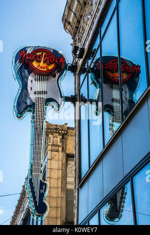 Hard Rock Cafe Seattle guitare néon emblématique Signe et Reflet Centre-ville de Seattle, Washington à la verticale Banque D'Images