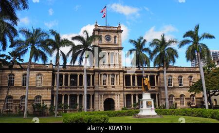 Kamehameha Statue devant Aliʻiolani Hale, Honolulu, Hawaii Banque D'Images