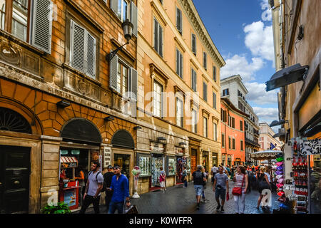 Une rue colorée à Rome Italie en tant que touristes et profiter de la boutique de la fenêtre centre-ville historique Banque D'Images