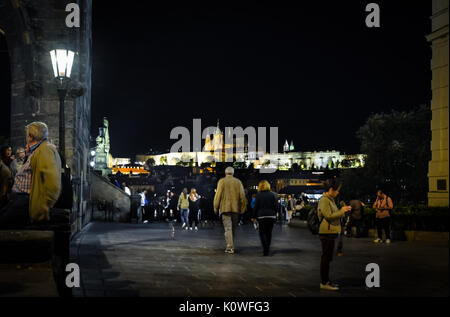Vue de nuit de St Vitus Cathedral et le complexe du château de Prague de la tour à Pont Charles Banque D'Images