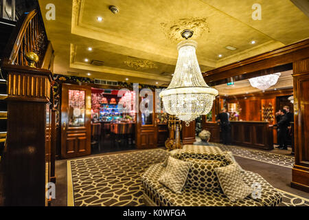 Petite salle d'attente ou dans le hall d'un hôtel boutique de luxe avec un bar romantique et employés se sont réunis à la réception Banque D'Images