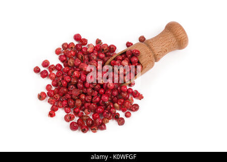 Poivre rouge isolé sur fond blanc, de poivre rose dans un scoop en bois Banque D'Images