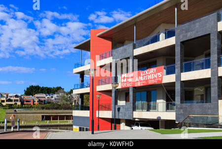 'Luxury Apartments For Sale sign' sur le côté d'un nouveau bloc d'appartement dans Claisebrooke Cove, East Perth, Australie occidentale Banque D'Images