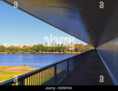 (Goongoongup Windan sentier sous) pont enjambant le Swan Banque D'Images