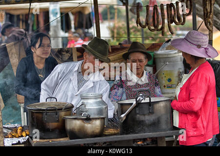 15 juillet, 2017 Villa de Leyva, Colombie : les gens à un stand à la marché hebdomadaire du samedi dans la ville coloniale Banque D'Images