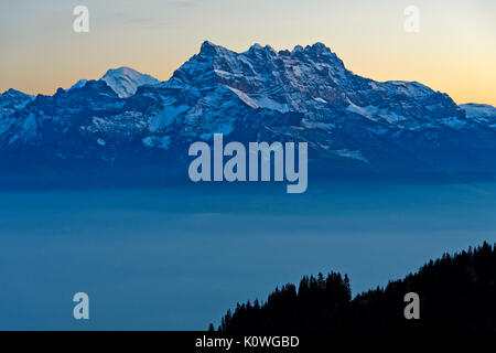 Vue sur la mer de brouillard dans la vallée du Rhône au sommets des Dents du Midi, Leysin, Vaud, Suisse Banque D'Images