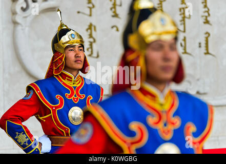 Garde de la garde d'honneur des Forces armées mongoles en uniforme traditionnel devant le monument à Gengis Khan, Ulaanbaatar, Mongolie Banque D'Images