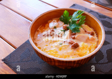 Banosh - Ukrainien - repas Hutsul porridge de maïs - avec bacon, crépitements et fromage Banque D'Images