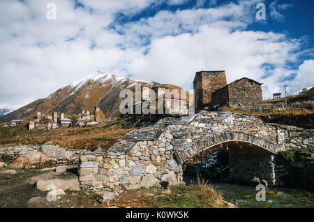 Vieux pont de pierre sur la rivière Enguri et traditionnelles Svan Tours et maisons machub avec dalle en Ushguli commune, Upper Svaneti, Georgia. Georgi Banque D'Images