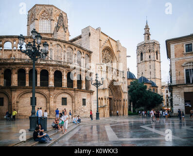 Valence, Espagne - juin 2, 2016 : Square de Saint Mary avec les collectivités locales et les touristes dans la vieille ville de Valence, dans la soirée, l'Espagne Banque D'Images