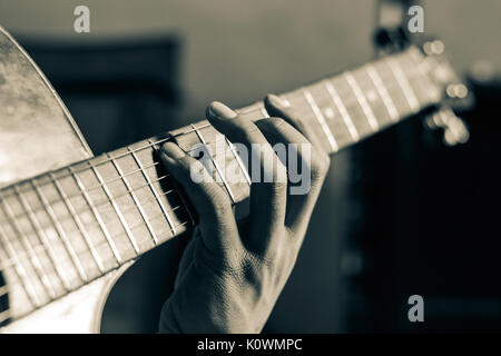 Close up on part à jouer de la guitare sur ton noir et blanc Banque D'Images