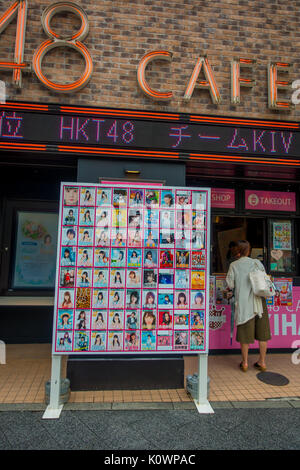 TOKYO, JAPON - 28 juin 2017 : des personnes non identifiées, autour de de maid café in Akihabara district area, également appelé Akiba à Tokyo Banque D'Images