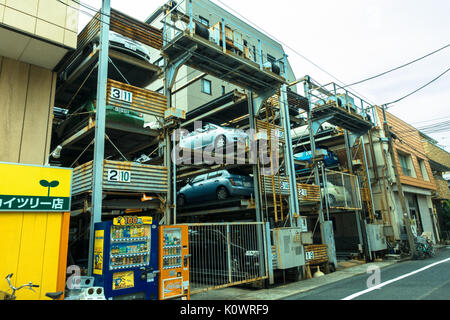 TOKYO, JAPON -28 juin 2017 : Un parking à plusieurs étages parking system. Automatic parking à étages systèmes permettent d'optimiser l'espace dans les villes surpeuplées à Tokyo Banque D'Images